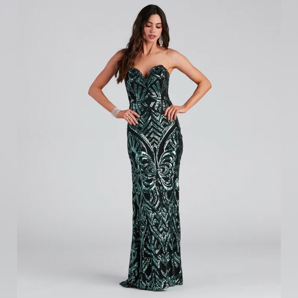 New Windsor black and green sequence formal gown size small - formal